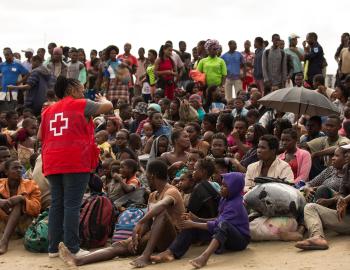 Herminha, A Red Cross staff, briefing evacuees from Buzi on the Praia Nova beach