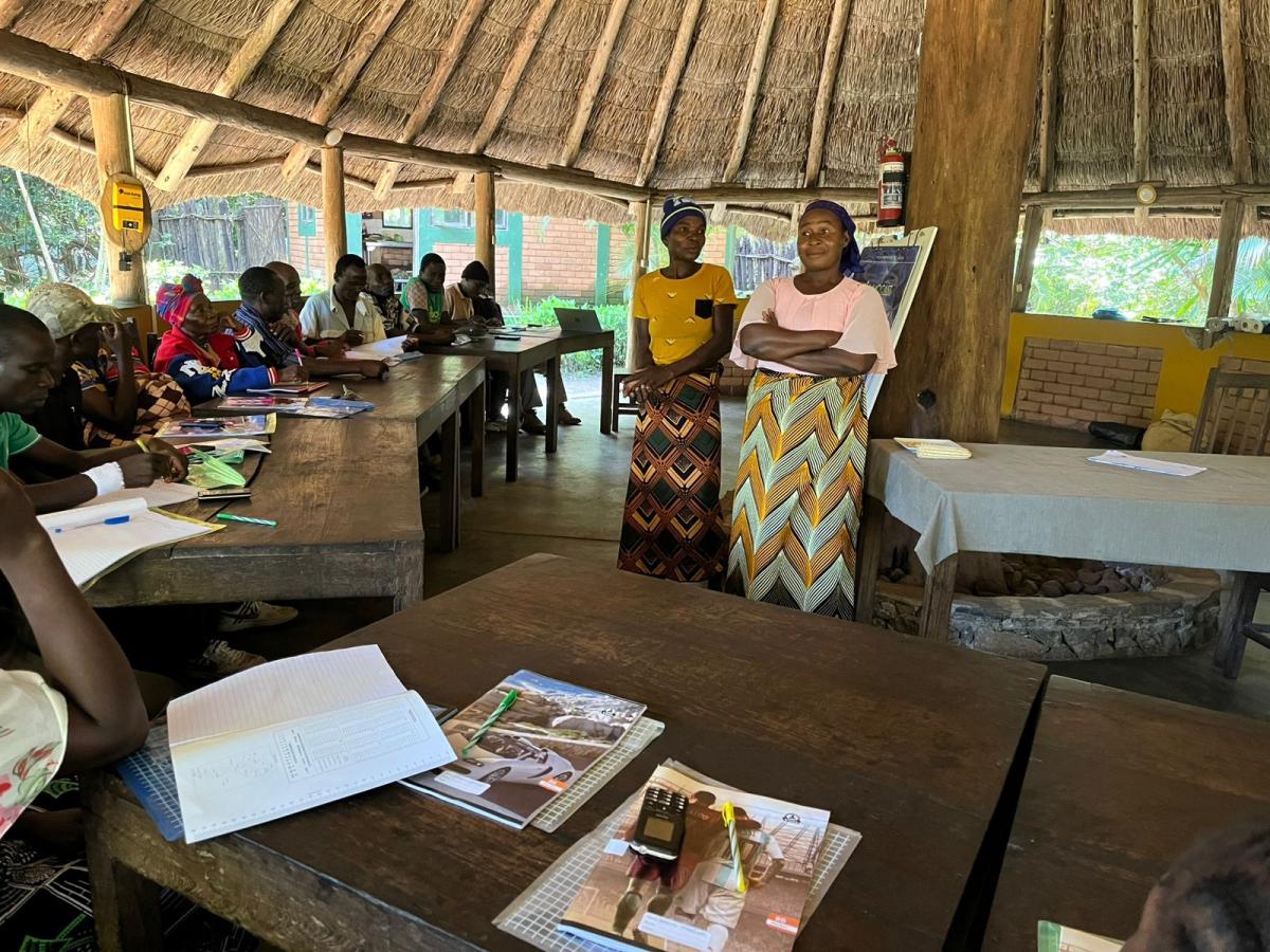 Experience sharing among members of 14 communities in Chimanimani. Photo credit: Micaia Foundation.  