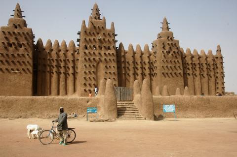 Great Mud Mosque, Djénne, Mali (cred. Ruud Zwart) via Wikicommons