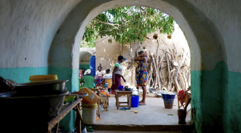 In a region that registers some of the highest temperatures in the world, Nubian Vaults offer cooler home environments than the tin roof structures many Sahelians live in (Cred. Association la Voûte Nubienne)