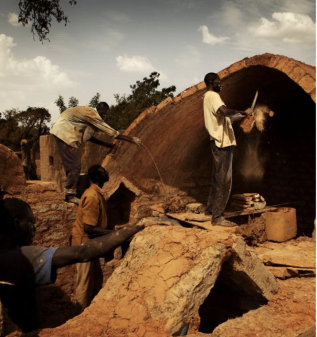 Masons and other workers build the characteristic arched roof of a Nubian Vault home in West Africa (Cred. Association la Voûte Nubienne)