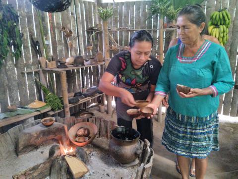 Preparación de chocolate en las Chakras Amazónicas. Tena, Ecuador