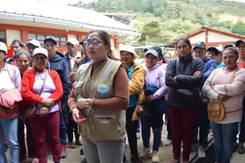 © FFLA / Sulay Abad, gestora del proyecto del FORASAN PIURA, en la Ceremonia de premiación del concurso de murales en la Institución Educativa “Remberto de Jesús Pardo Ochoa” en Espíndola, Ayabaca - Perú