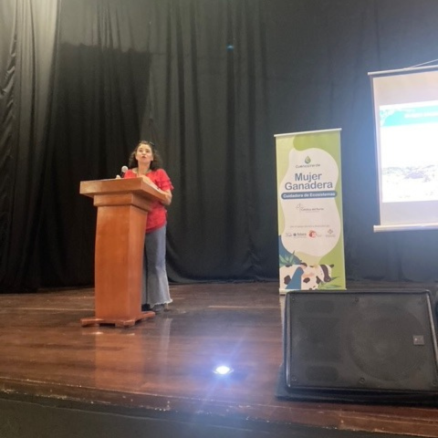 © Gabriela Villamarín, FFLA / Gloria Suárez en la Ceremonia de graduación del Diplomado / Municipio de Don Matias, Antioquia – Colombia, octubre 2025.