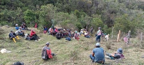 “Minga” para cercar el bosque en el área de conservación de la Comunidad Samanga, Perú, septiembre de 2024 ©FORASAN Piura
